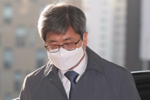 [서울포토] 굳은 표정으로 고개 숙인 김명수 대법원장