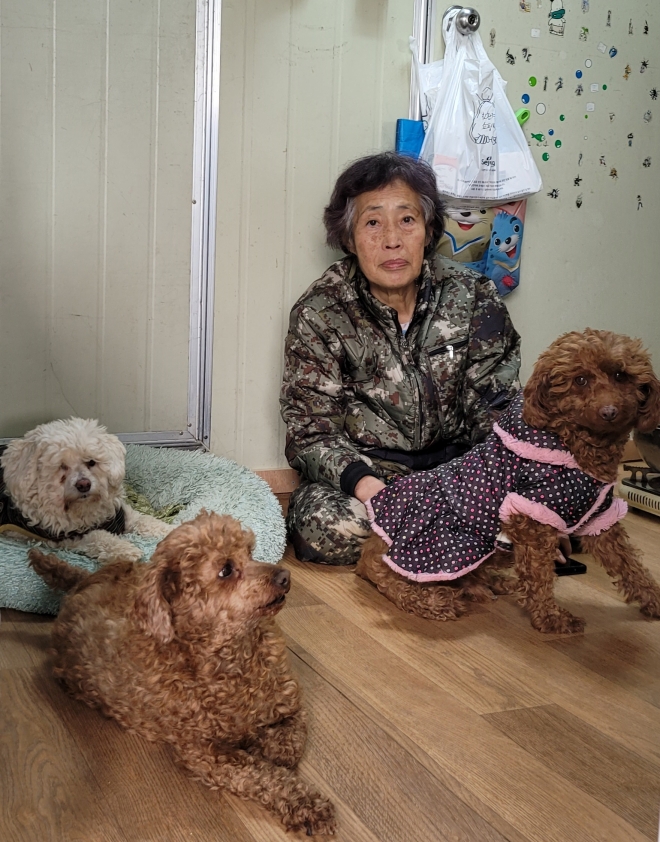 사설 유기견 보호소인 ‘아지네마을’ 박정수 소장과 유기견. 