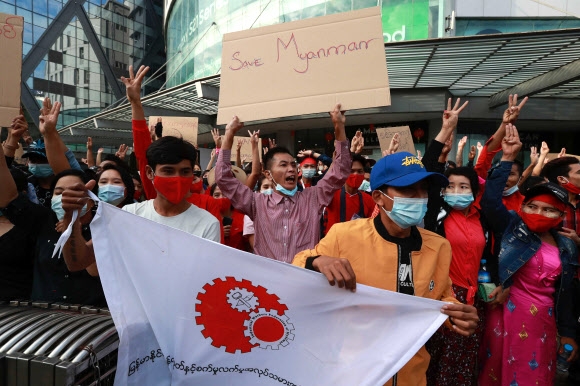 미얀마 옛 수도인 양곤 시내에서 8일(현지시간) 시위대가 독재에 대한 저항을 상징하는 ‘세 손가락 경례’를 하며 군부 쿠데타 규탄 시위를 벌이고 있다. AP 연합뉴스