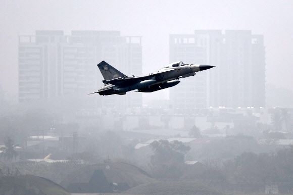 대만의 국산 전투기 IDF(경국호)가 지난달 26일 남부 타이난 상공에서 훈련 비행에 나선 모습. 타이난 EPA 연합뉴스