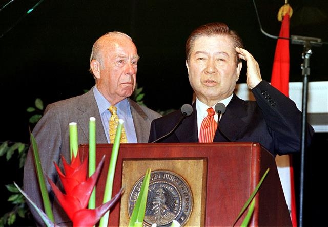 1998년 미국 스탠퍼드대 연설에 나선 김대중 전 대통령을 고인이 바라보고 있다. 서울신문 DB