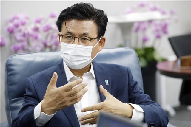 박성수 서울 송파구청장이 지난 1일 구청장실에서 구의 올해 핵심 과제인 지역균형개발의 세부적인 내용에 대해 설명하고 있다. 송파구 제공