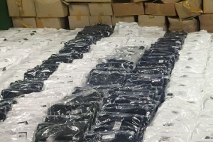 비밀창고 열었더니 짝퉁 의류 와르르…200억원대 유통 조직 적발