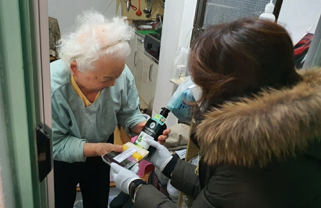 서울 서초구 관계자들이 지난 9일 설을 맞아 관내 독거어르신들에게 지원품을 전달하고 있다. 서초구 제공