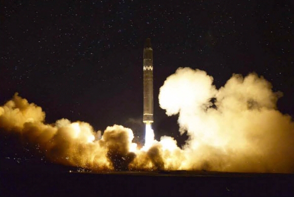 북한의 대륙간탄도미사일(ICBM) 화성 15형이 2017년 11월 시험발사되는 모습. 서울신문DB