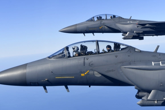 이성용 공군참모총장이 9일 오후 공군 제11전투비행단에서 이륙해 F-15K 편대를 지휘하며 훈련 공역인 동남부 해상으로 향하고 있다. 2021.2.9  공군 제공