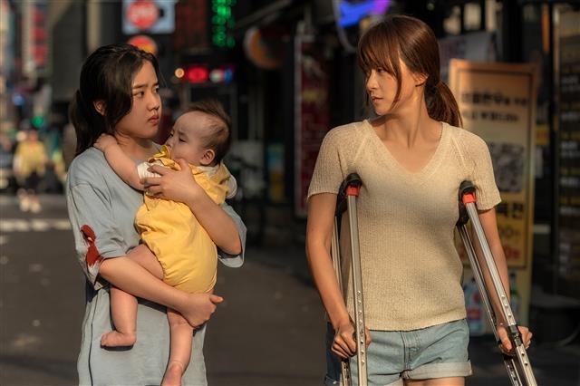 영화 ‘아이’에서 육아가 두려운 ‘싱글맘’을 연기한 류현경(오른쪽)과 보호종료 아동 출신 베이비시터 역을 맡은 김향기(왼쪽). 이들의 연기 호흡과 연대가 훈훈한 여운을 남긴다. 롯데엔터테인먼트 제공 