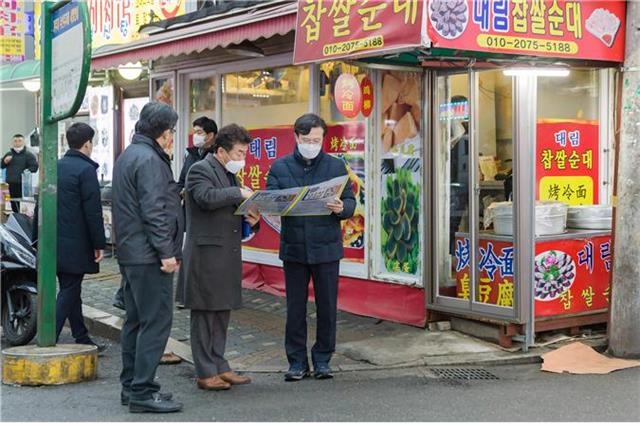 채현일(맨 오른쪽) 영등포구청장이 지난달 22일 대림동 디지털로 보행친화거리 조성 지역을 방문해 사업 진행사항을 확인하고 있다. 영등포구 제공