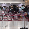 [서울포토]설 연휴 앞두고 북적이는 김포공항