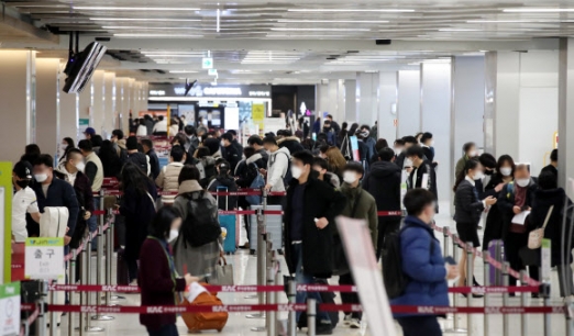 여행객과 귀성객으로 붐비는 김포공항 국내선 청사