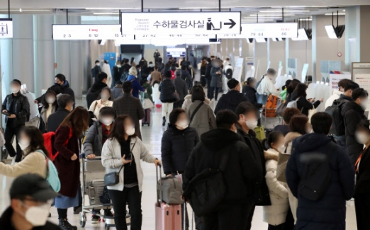 설 연휴 하루 앞둔 김포공항 국내선 청사