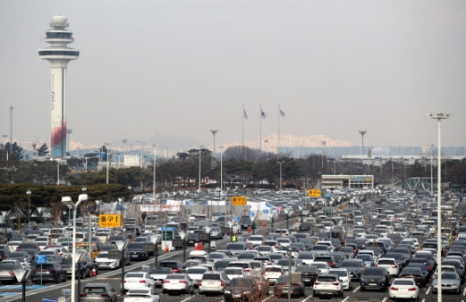 차량으로 가득한 김포공항 국내선 주차장