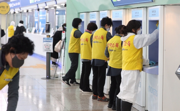 설 연휴가 시작되는 10일 서울역에서 직원들이 방역을 하고 있다. 2021. 2. 10 박윤슬 기자 seul@seoul.co.kr