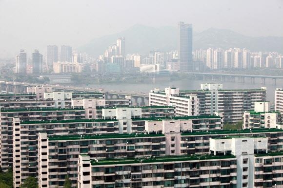 서울 강남 재건축 단지. 서울시장 보궐선거 예비후보자들이 실현성 낮은 갖가지 부동산 공약을 쏟아내고 있다.