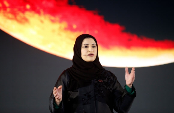 아랍권 최초의 화성 탐사선 ‘알 아말’(희망)이 화성 궤도에 진입한 뒤 9일(현지시간) 사라 알 아미리 UAE 첨단과학기술부 장관이두바이의 부르즈 할리파에서 연설하고 있다.  두바이 EPA 연합뉴스