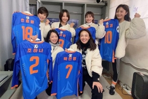 ‘골 때리는 그녀들’ vs  ‘곡 때리는 전설들’… 집콕 지루함 날려요