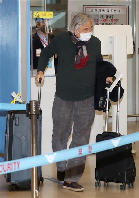 원로배우 윤정희(77)씨의 남편 피아니스트 백건우(75)씨가 11일 오후 인천국제공항을 통해 프랑스에서 입국하고 있다. 2021.2.11 뉴스1