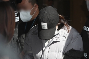 숨진 2세 딸 빌라에 방치한 모친 영장 심사… 방치이유 묻자 “…”