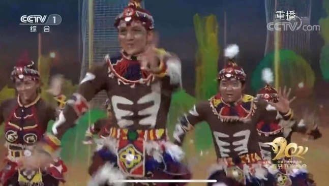 11일 방송된 CCTV 춘완에서 아프리카 흑인으로 분장한 출연자들이 춤을 추고 있다. 유튜브 캡처
