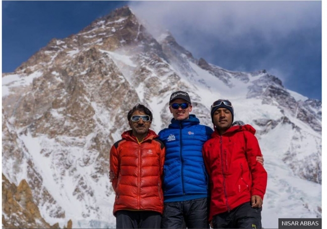 K2를 오르다 실종된 무함마드 알리 사드파라(왼쪽부터)가 함께 베이스캠프와 교신이 두절된 아이슬란드 산악인 욘 스노리, 정상 직전에 포기해 베이스캠프로 돌아온 아들 사지리와 K2 봉우리를 배경으로 기념 촬영에 응하고 있다. 영국 BBC 홈페이지 캡처 