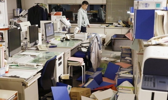 13일 일본 후쿠시마현 앞바다에 발생한 강진으로 책장에 꽂혀있던 파일들이 사방으로 떨어졌다. 사진= 로이터 뉴스1