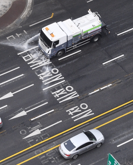 14일 서울 세종대로 일대에서 물청소차가 미세먼지 비상저감조치 발령에 따른 도로 분진 청소를 하고 있다. 2021.2.14 오장환 기자 5zzang@seoul.co.kr