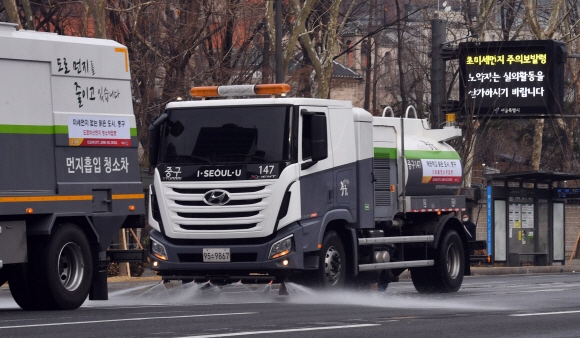 14일 서울시청 인근도로에서 시청소속 도로청소차량이 미세먼지 비상저감조치 발령에 따른 청소작업을 하고 있다. 2021.2.14 박지환기자 popocar@seoul.co.kr