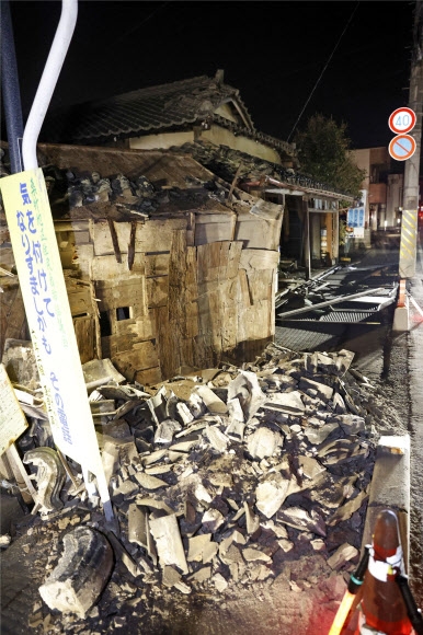 13일 오후 일본 후쿠시마(福島)현 앞바다에서 발생한 강한 지진의 영향으로 후쿠시마현의 한 주택이 심하게 파손돼 있다. 2021.2.14  교도 연합뉴스