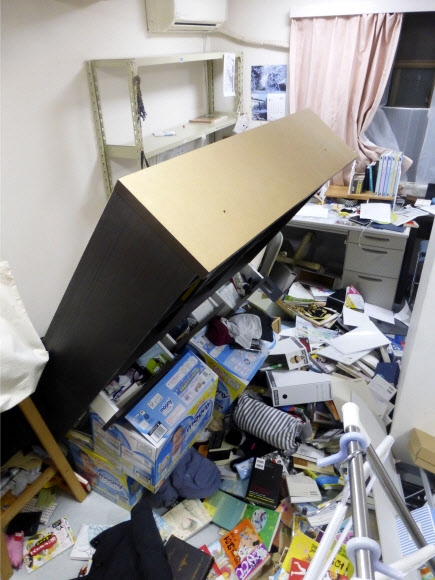 13일 오후 일본 후쿠시마(福島)현 앞바다에서 발생한 강력한 지진으로 인해 후쿠시마의 한 가정집의 가구가 넘어져 넘어져 있다. 2021.2.14  교도 연합뉴스