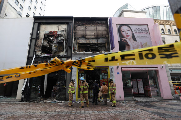 설 연휴 마지막 날인 14일 오전 4시 57분께 서울 중구 명동 화장품 매장에서 화재가 발생해 3시간여 만에 진화됐다. 소방에 따르면 화재 당시 건물 안에 머물던 사람은 없어 인명피해는 발생하지 않았다. 사진은 화재가 발생한 매장. 2021.2.14 <br>연합뉴스