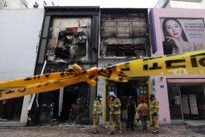 [포토] ‘설상가상’ 서울 명동 화장품 매장서 화재