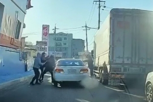과거 사건에 앙심 품고…운전자 무차별 폭행한 외국인 5명 구속