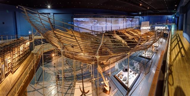 신안보물선은 700년 가까이 물속에 있다가 세상 밖으로 나와 13~14세기 생활상을 알려줬다. 전남 목포 국립해양문화재연구소 해양유물전시관에 신안보물선을 복원해 전시해 놨다. 국립해양문화재연구소 제공