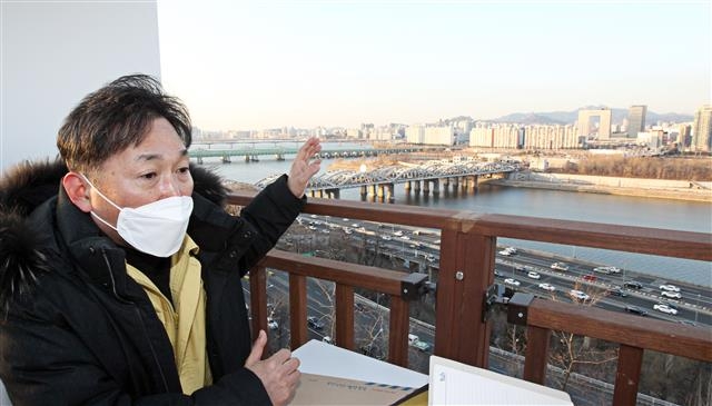 이창우 동작구청장이 10일 서울 동작구 노량진 본동의 용양봉저정 인근 뒷산에서 용양봉저정 관광명소화 사업을 설명하고 있다. 동작구 제공