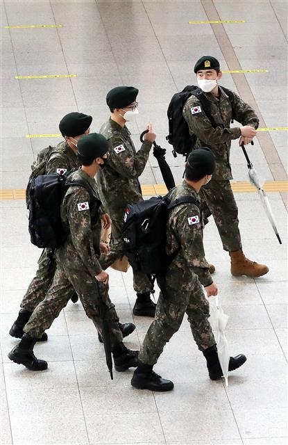 포토] '80일만에 집으로'… 휴가나온 군인들 얼굴엔 미소가 | 서울신문