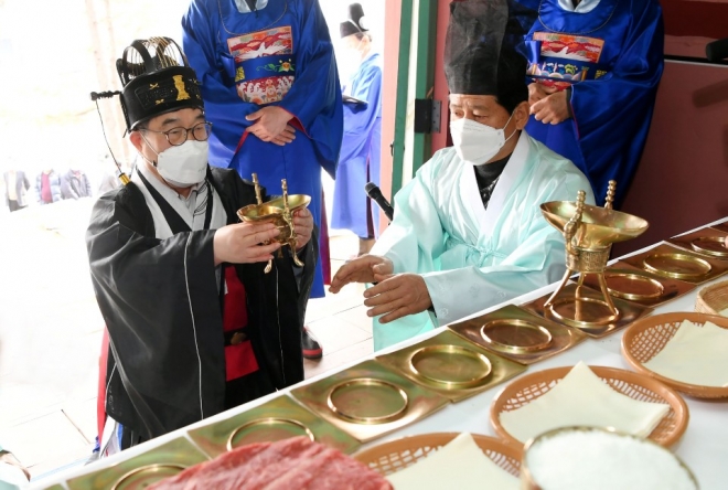 14일 신동헌(왼쪽 첫번째) 시장이 병자호란 당시 쌍령전투에서 순국한 장졸들의 뜻을 기리기 위한 정충묘 제향에서 초헌관으로 술잔을 올리고 있다. 광주시 제공 