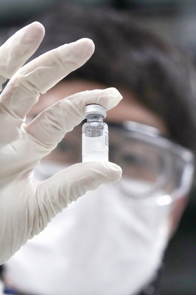 경기 성남시 SK바이오사이언스 연구소에서 연구원이 코로나19 비임상검체 백신 품질검사를 하고 있다. SK바이오사이언스는 아스트라제네카 백신을 위탁생산하고 있다. 뉴스1