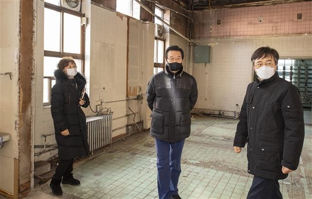 성장현(가운데) 서울 용산구청장이 이르면 내년 초 ‘용산역사박물관’이 들어서는 옛 철도병원 건물 내부를 지난 4일 점검하고 있다. 용산구 제공