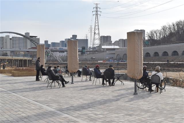 지난달 17일 서울 노원구 중랑천에 조성된 ‘만남의 광장’에서 주민들이 휴식을 취하고 있다. 노원구 제공