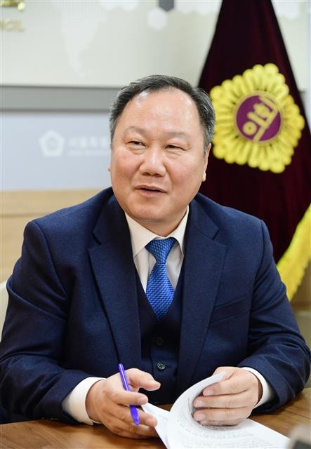 15일 서울 중구 서울시의회 의장실에서 김인호 의장이 긴급재난지원금의 보편적 지급에 대한 필요성에 대해 설명하고 있다. 김 의장은 올해 서울시의회가 코로나19 장기화로 인해 발생한 문제를 해결하는 데 집중하겠다는 뜻을 밝혔다. 서울시의회 제공