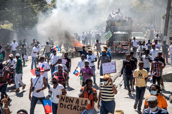 혼돈의 아이티 “임기 끝난 대통령 퇴진하라”