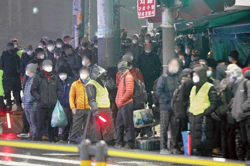 서울의 한 인력시장에서 일용직 노동자들이 일거리를 구하기 위해 대기하고 있다. 뉴스1