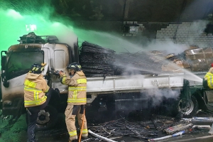 새내기 소방관 출근길 고속도로 터널안 트럭화재 초기진화 큰 피해 막아