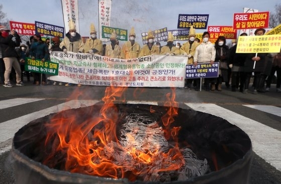 한국유흥음식업중앙회 경남도지회원이 지난 1월 21일 경남 창원시 의창구 경남도청 입구에서 영업 허가증을 불에 태우고 있다. 연합뉴스