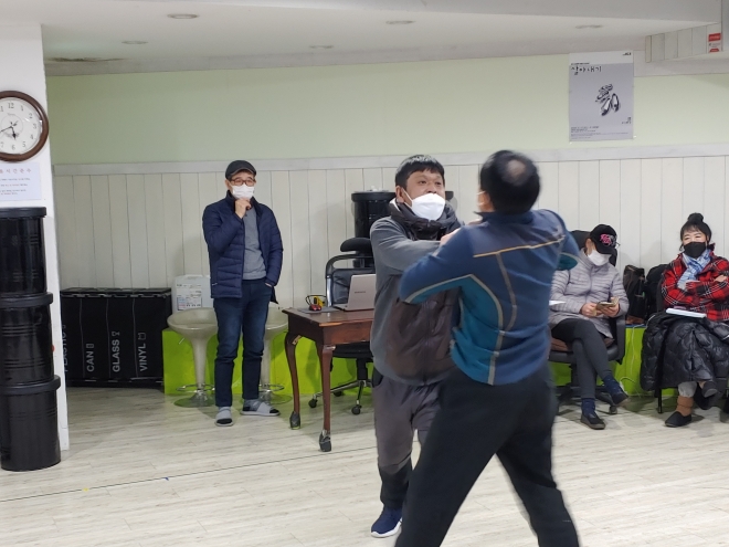극단 아트맥이 17일부터 28일까지 서울 종로구 대학로 씨어터 쿰에서 올리는 세대 공감 연극 ‘봇물은 터졌는디’를 배우들이 연습하고 있다. 극단 아트맥 제공