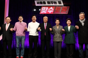 운동화 신고 핑크색 니트 입고···활동성·젊음 강조해 토론 나선 野 후보들