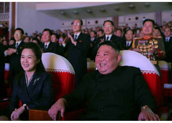 북한 김정은, 리설주와 기념공연 관람…리설주 1년여만에 모습 보여