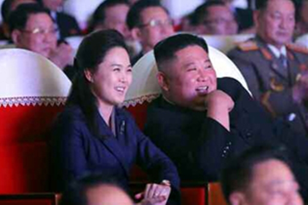 마스크 없이…북한 김정은, 리설주와 기념공연 관람…리설주 1년여만에 모습 보여