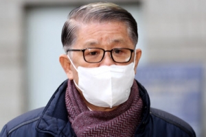 ‘1000억대 횡령’ 최신원 SK네트웍스 회장 구속