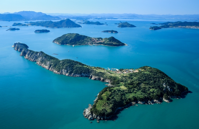 진달래 꽃과 바다가 어우러진 한려 해상의 비경을 감상할 수 있는 여수시의 대표 꽃섬 ‘하화도’ 모습 
